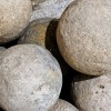 Runde graue Steine aus der Nähe fotografiert.